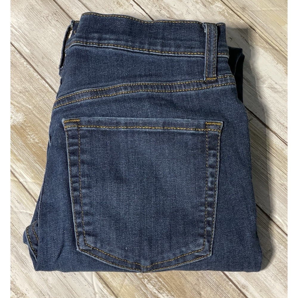 Free People Women's Jeans Size 27. Medium Wash, Destroyed Knees.‎ Medium Wash